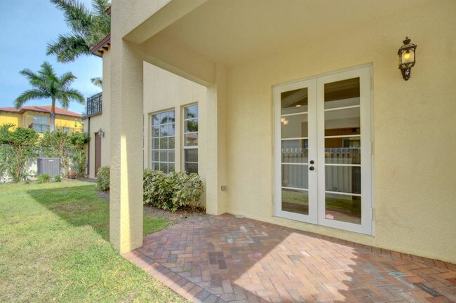 Building Photo - 81 Via Poinciana St