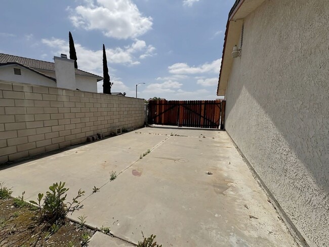 Building Photo - Single Story Home Nice Neighborhood