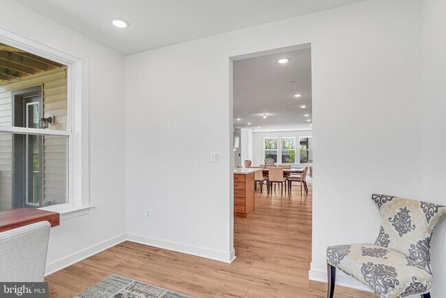 Building Photo - 4975 Longmire Wy