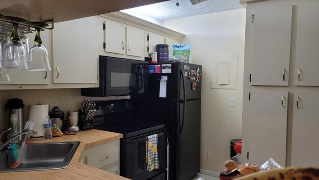 Building Photo - 203 Foxtail Dr