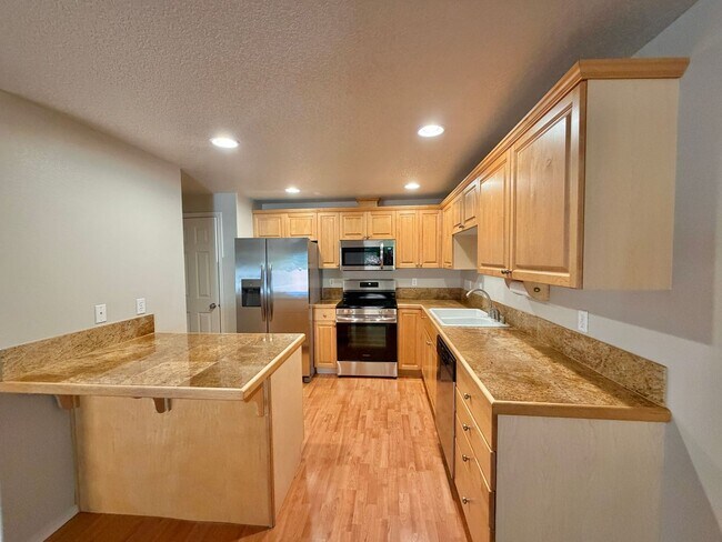 Building Photo - EZ living, Private Townhome setting Central Vancouver