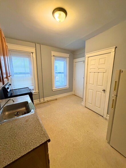 Building Photo - 147 W Buttonwood St