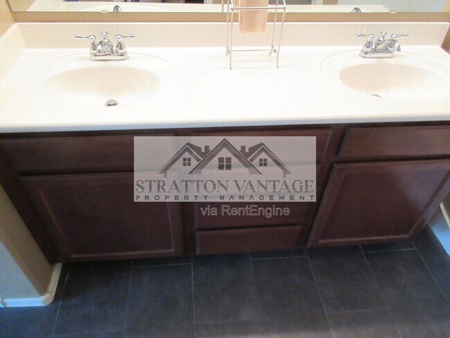 Building Photo - 2741 S Equestrian Dr