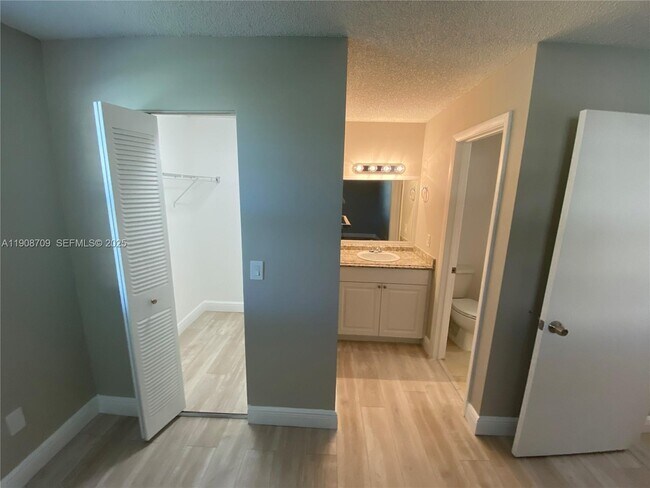 Building Photo - 1237 SW 46th Ave