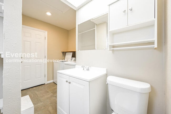 Building Photo - 3 Bed, 2 Bath Home with Fenced Yard / Available Soon!