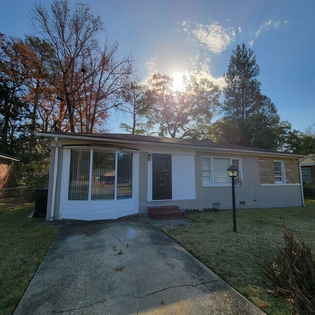 Building Photo - Roomy Cute Brick Ranch
