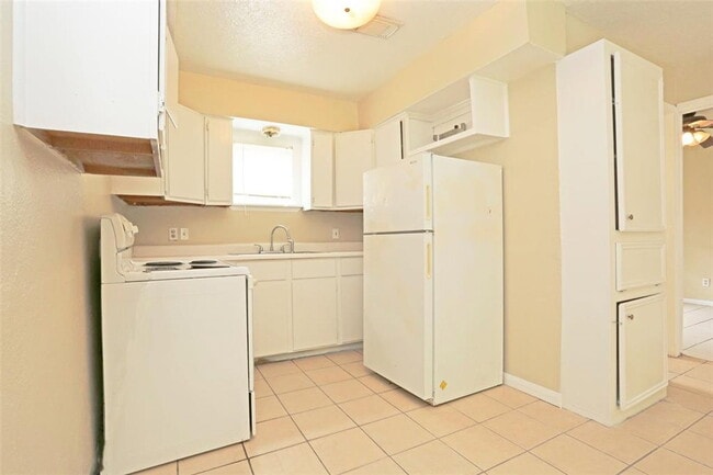 Building Photo - 2460 W Shane St