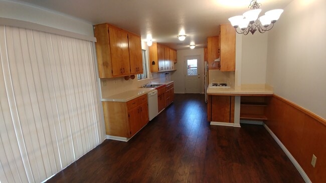 Building Photo - Cute AND Spacious