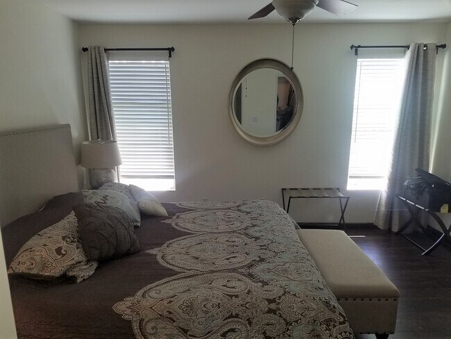 Building Photo - 2 Bedroom with an office!!