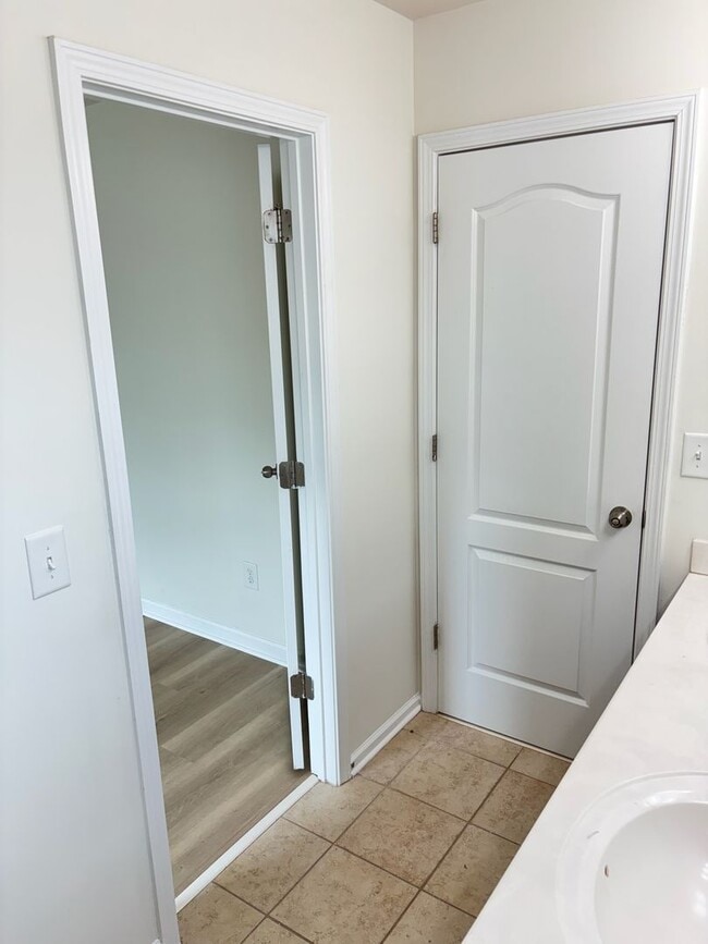 Building Photo - Renovated 3Bd, 2.5Ba End Unit Lake Norman Townhome with Fenced-in Yard and 1 Car Garage Coming Soon