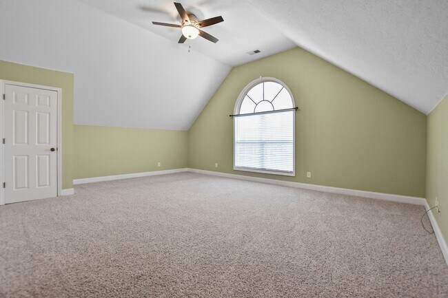 Building Photo - Dog Friendly Three Bedroom with Bonus!