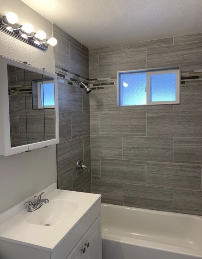 Building Photo - "Charming 3-Bedroom Retreat in Aurora - Cozy 1095 Sq Ft Home Ready for You!"