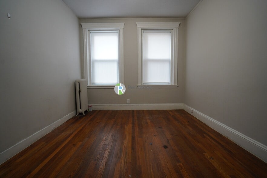 Building Photo - 368 Riverway