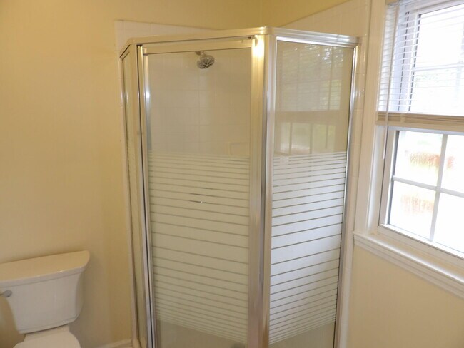 Building Photo - 102 Cedar Dr