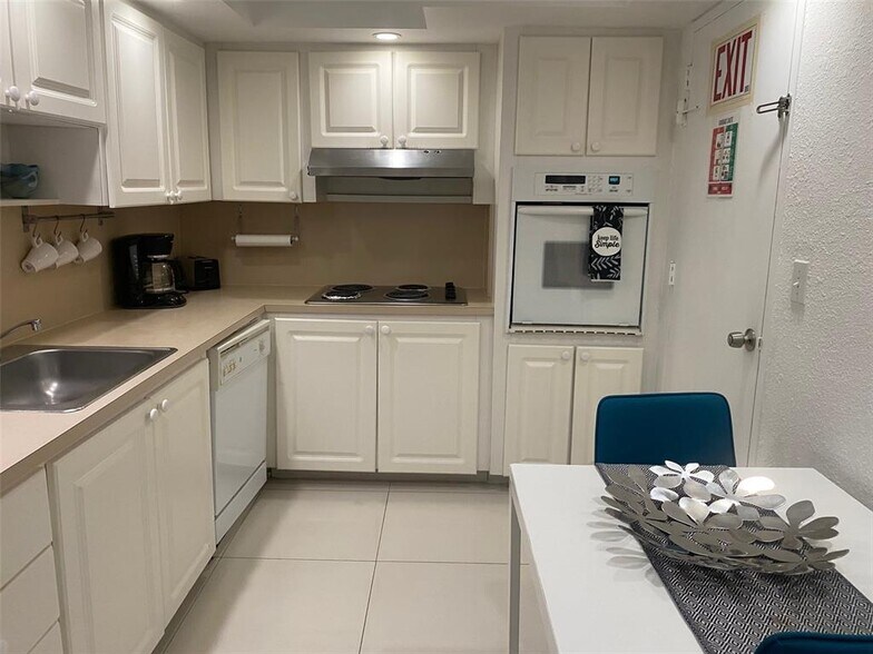 Building Photo - 4001 S Ocean Dr