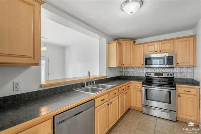 Building Photo - Charming Townhome, Prime Location, Cozy Li...