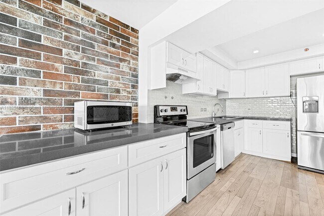 Building Photo - 20505 E Country Club Dr