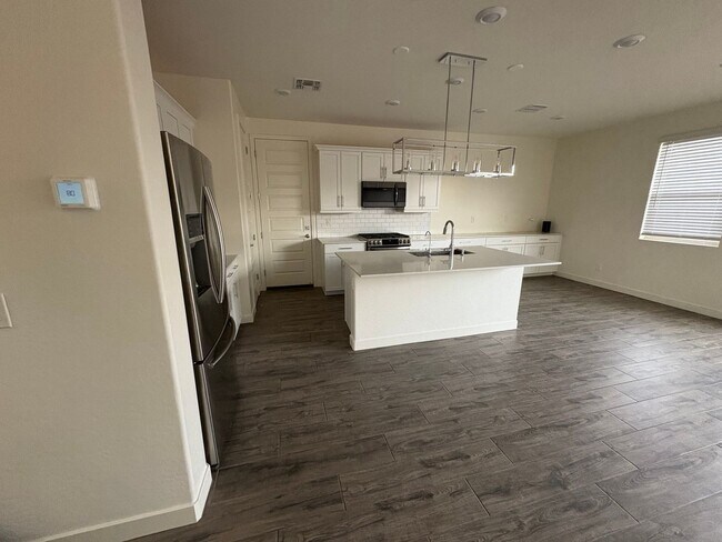 Building Photo - Modern 3-Bedroom + Loft + Den in Gated Pho...