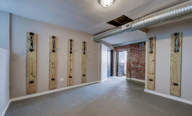 Building Photo - 231 E North Ave