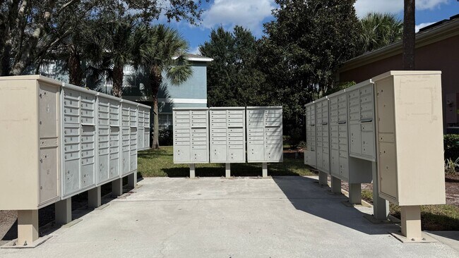 Building Photo - Spacious 4-Bed, 3-Bath End Unit Townhome w...