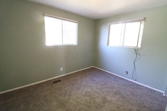 Building Photo - 565 E 200 N