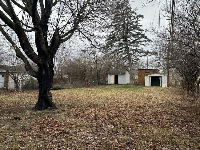 Building Photo - 3369 Holwyn Rd