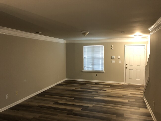 Building Photo - 815 Crestwell Cir SW