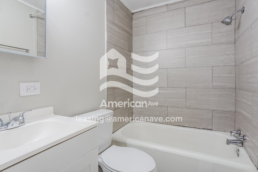 Building Photo - 1405 18th Pl SW