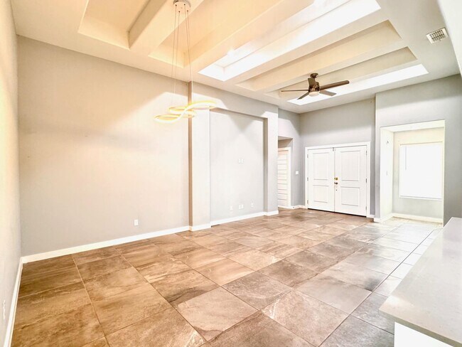 Building Photo - 1009 La Muralla St