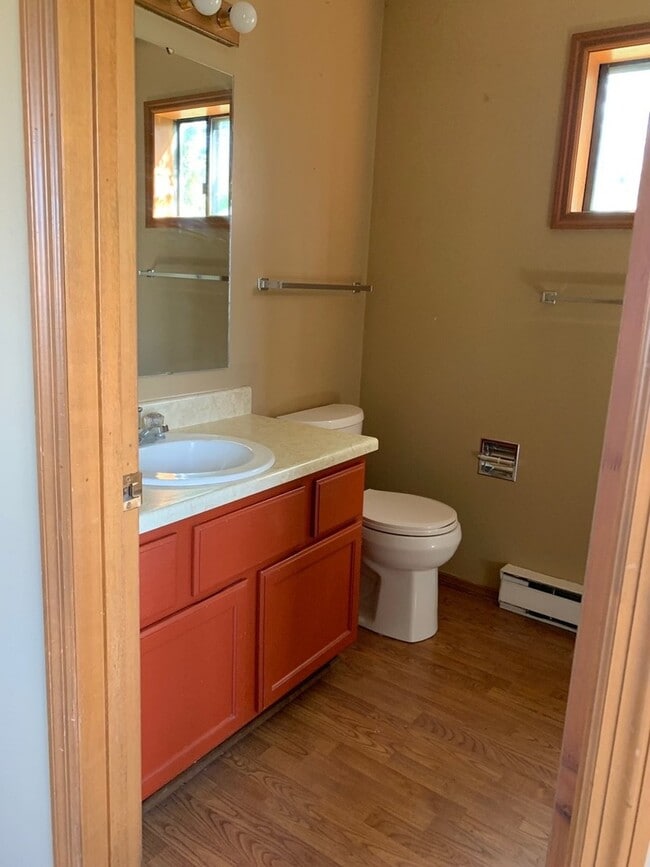 Building Photo - 2 Bedroom 2 Bathroom Condo Close to Campus!