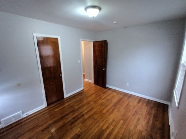 Building Photo - 3 bedroom/1.5 bath now available! $1300/mo!