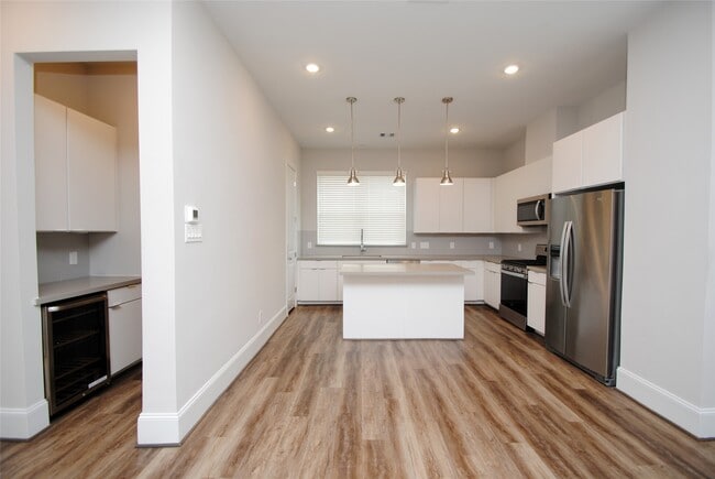 Building Photo - 1270 N Post Oak Rd