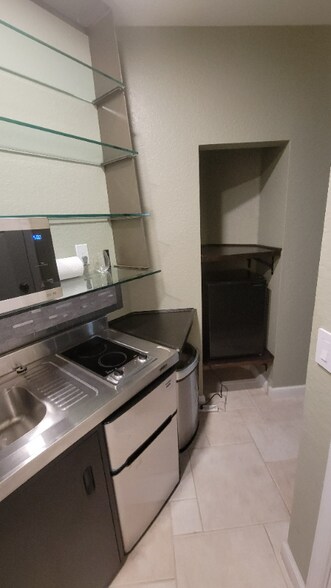 Building Photo - 1118 NE 18th Ct