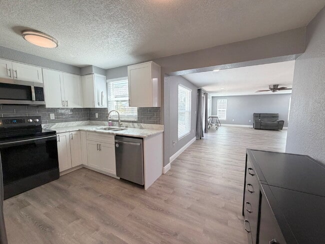 Building Photo - "Spacious 4-Bedroom Retreat with 2 Full Baths in Beautiful Seminole!"