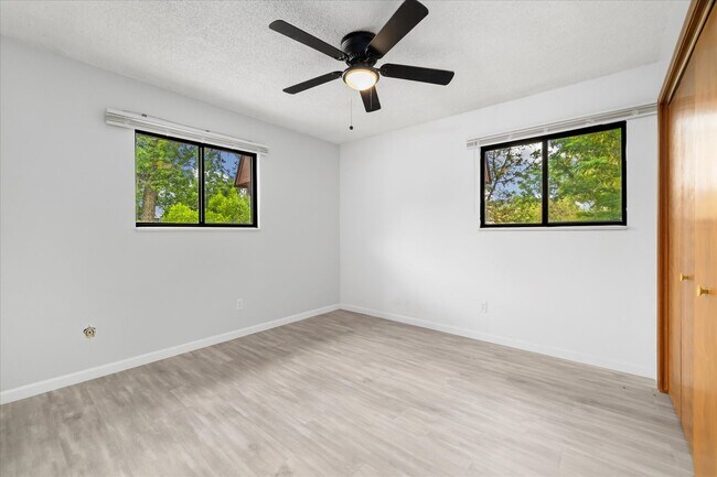 Building Photo - Bright & Updated 2 Bed Rental – Move-In Re...