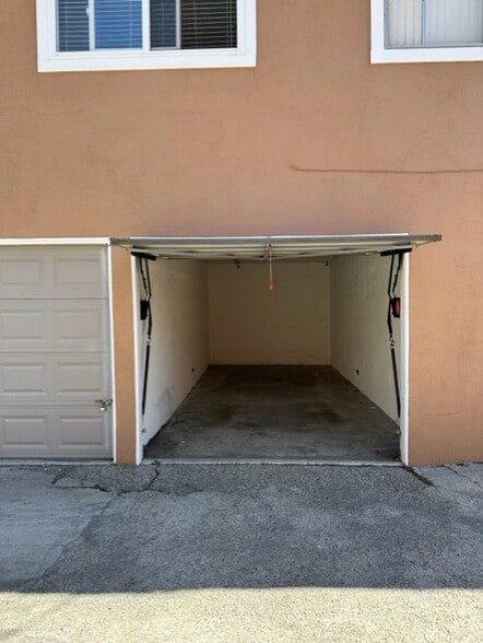 private enclosed garage - 919 Portola Ave