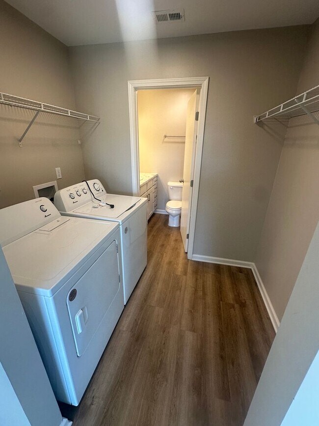 Building Photo - 6696 Whispering Oak Pl