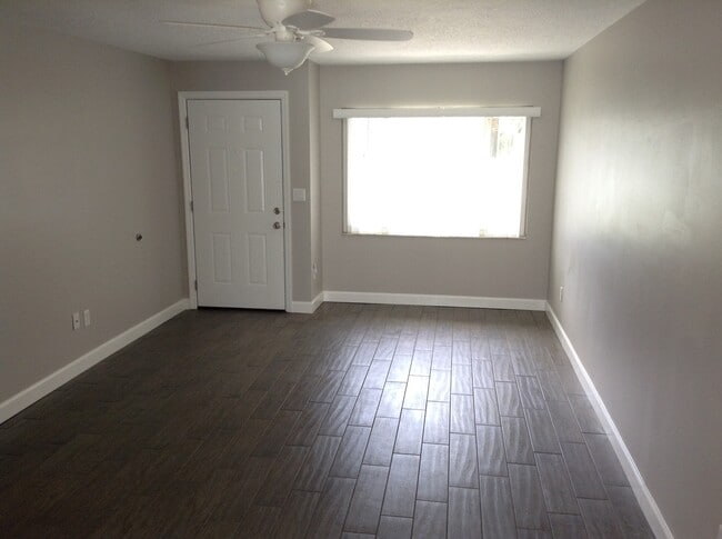 Building Photo - 2 Bedroom/2 Bathroom Recently Remodel!