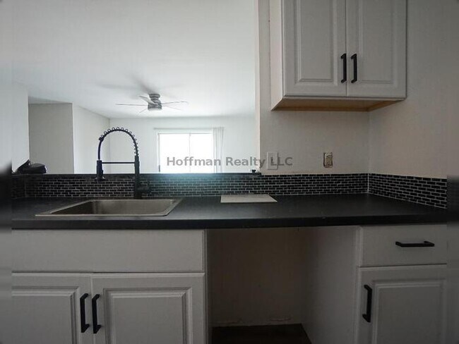 Building Photo - Spacious 1-Bedroom Condo with Modern Upgra...