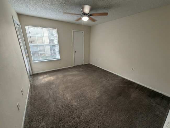 Building Photo - 1916 Lake Atriums Cir