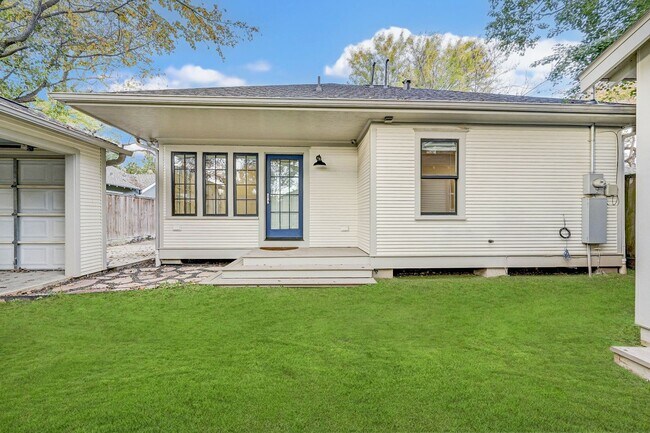 Building Photo - Completely renovated Heights historic bung...