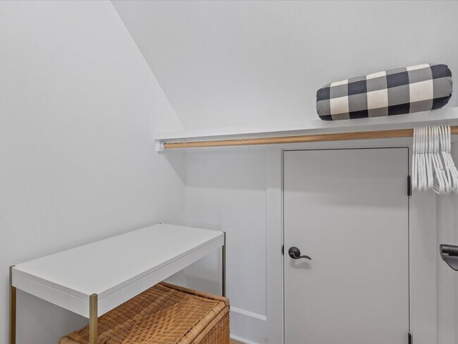 Building Photo - Studio Apt with waterviews on Lake Wylie!