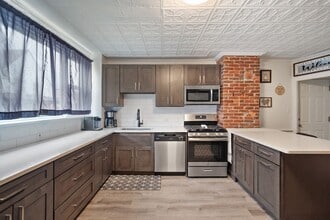 Building Photo - Tastefully updated  2-Bed, 1-Bath Gem in Troy Hill!