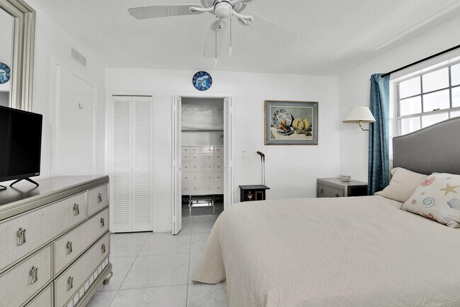 Building Photo - 450 French Royale Cir
