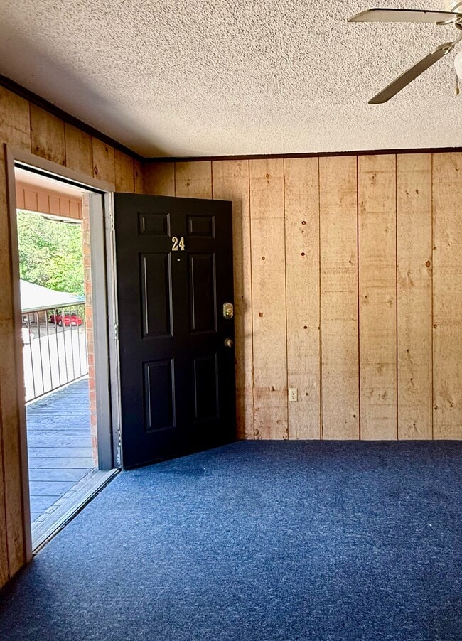 Building Photo - Oak Ridge Apartment