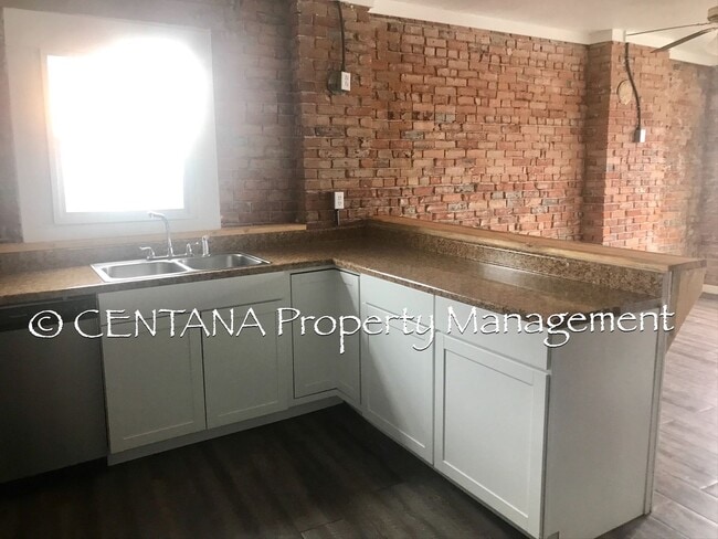 Building Photo - Open concept floorplan with a modern look!