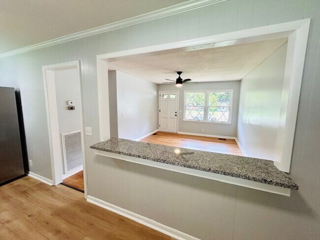 Building Photo - MOVE IN SPECIAL- $300 Off First Month's Rent-MOVE IN READY BRICK HOME!