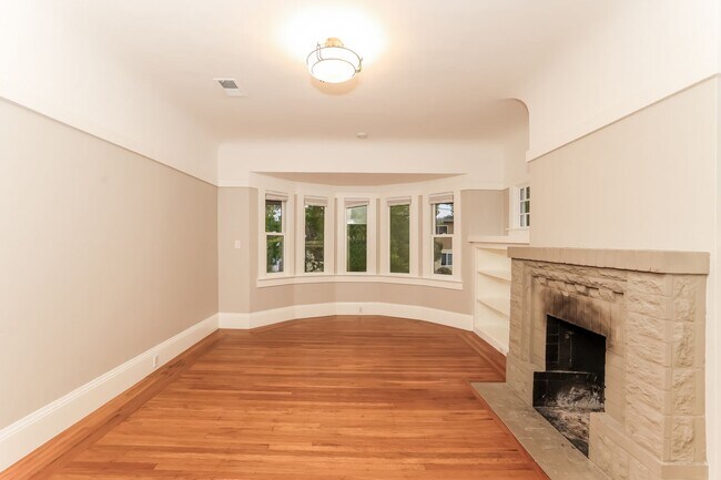 Building Photo - 1920 North Berkeley 2 Bedroom Bungalow Available!