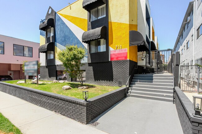 Building Photo - 711 N Sweetzer Ave