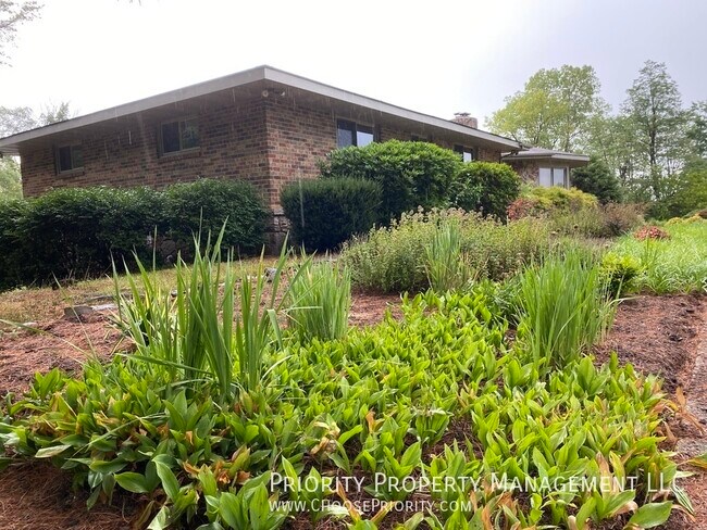 Building Photo - Peaceful Estate - 4 Bedroom 3.5 Bath